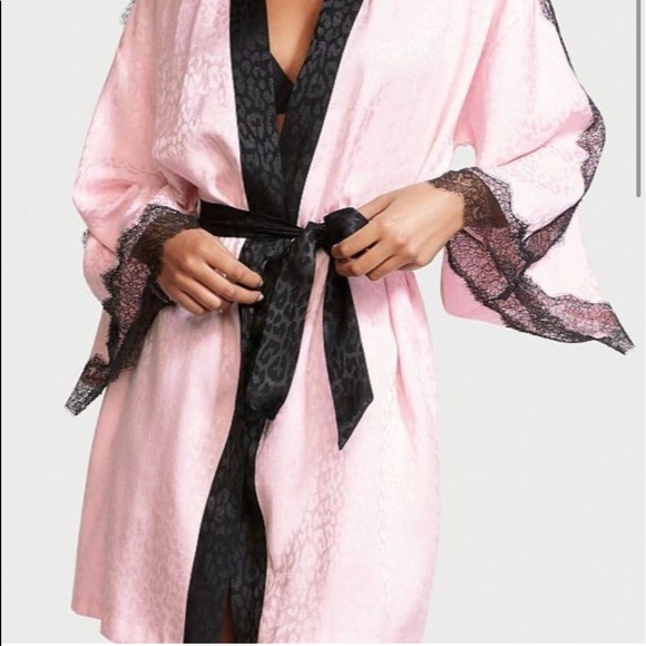 VICTORIA'S SECRET size XL-XXL
Leopard Jacquard Satin & Lace Robe NWT - Picture 2 of 7
